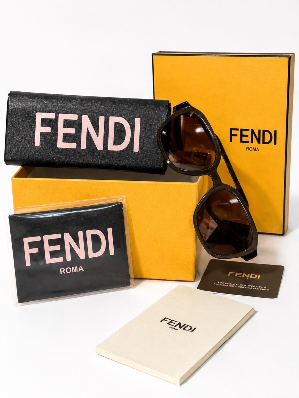 Fendi FE40076U Oversized Brown Shield Sunglasses w Box Case Auth Card Made Italy